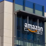 FTC подала иск против Amazon из-за рекламных аукционов 1 Здание офиса Amazon с логотипом на стеклянной стене
