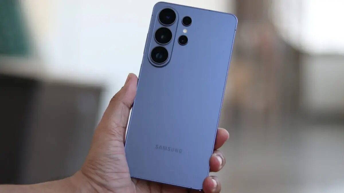 Galaxy S27 Ultra приписывают батарею на 5700 мА·ч при толщине 7,9 мм 4 Samsung Galaxy S27 Ultra задняя сторона с камерой включена