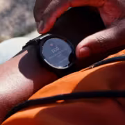 Пользователь на руке носит Galaxy Watch 6 записывает ЭКГ