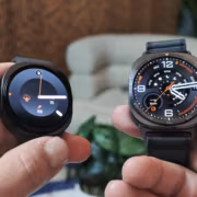 Два смартчасов Galaxy Watch 9 и Ultra 2 в руке
