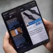 Человек держит сгибающийся смартфон Galaxy Z Fold 3