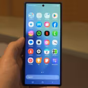 Смартфон Samsung Galaxy Z Fold 7 с открытым экраном