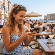 смартфон дисплей сенсорный интерфейс работающий приложение
