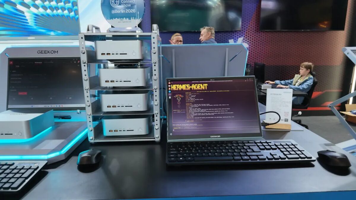 Компьютерная стойка с четырьмя мини ПК GEEKOM и монитором