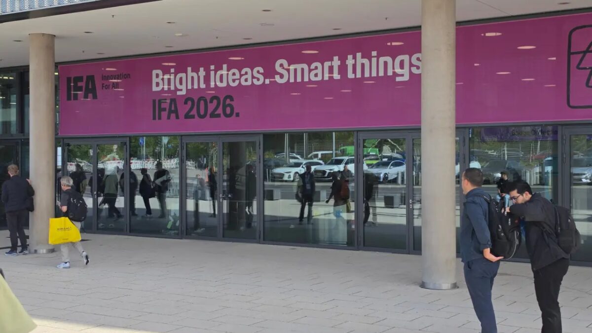 Люди у входа IFA 2026 ГИКЕОМ и баннер