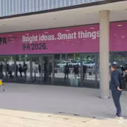 GEEKOM собрала локальный ИИ-кластер почти за €16 000 1 Люди у входа IFA 2026 ГИКЕОМ и баннер