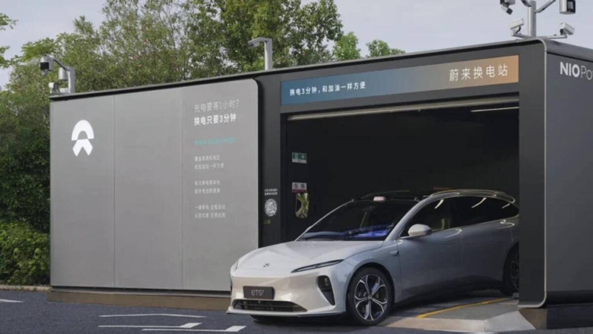 Электромобиль Nio и зарядная станция в автоматической заправке