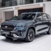 Geely Monjaro EM-i черный кроссовер в автосалоне