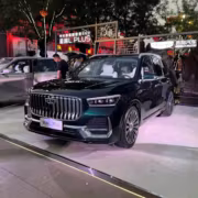 Geely показала Monjaro L Plus с 5-метровым кузовом и 313-сильным гибридом 2 Черный Geely Monjaro L Plus на выставке