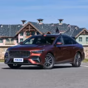 живая автомобиль Geely Preface L Plus на парковке