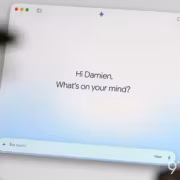 Gemini для macOS научится читать и отправлять сообщения в Apple Messages 4 экран MacBook с сообщением Hi Damien что на уме