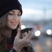 Девушка пользуется смартфоном iPhone Gemini на улице