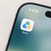 Иконка Google Drive на смартфоне с приложением Gemini