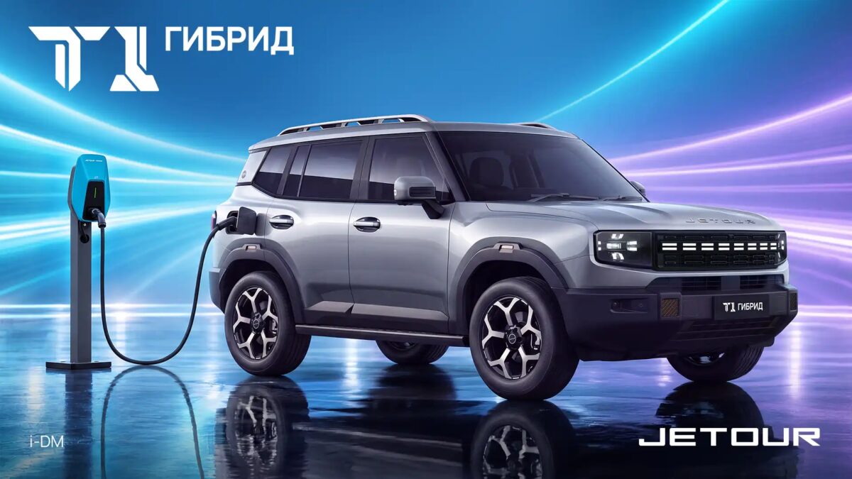 Электромобиль Jetour T1 заряжается от станции