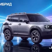 Электромобиль Jetour T1 заряжается от станции
