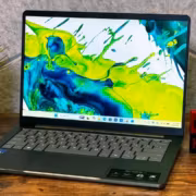 Ноутбук Acer Swift Air 14 на деревянной поверхности