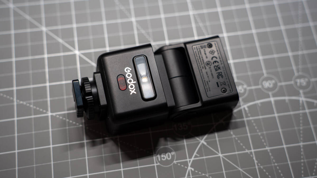 Обзор Godox iT32 и X5: одна вспышка для всех камер 24 Вспышка Godox iT32 и X5 на фоне измерительной матрицы