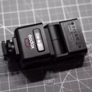 Вспышка Godox iT32 и X5 на фоне измерительной матрицы