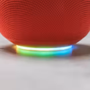 умный динамик Google Home с подсветкой основания