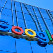 Здание с разноцветной логотипом Google на фасаде