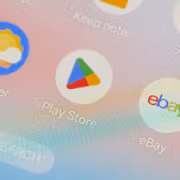 Экран смартфона с приложениями Google Play и eBay