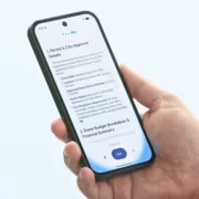 Мужчина держит смартфон с открытым Gmail Google