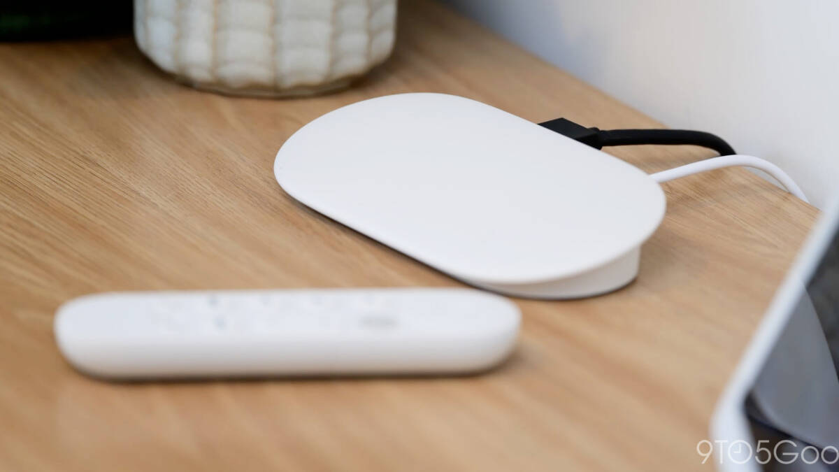 белый пульт для Google TV Streamer на деревянной поверхности