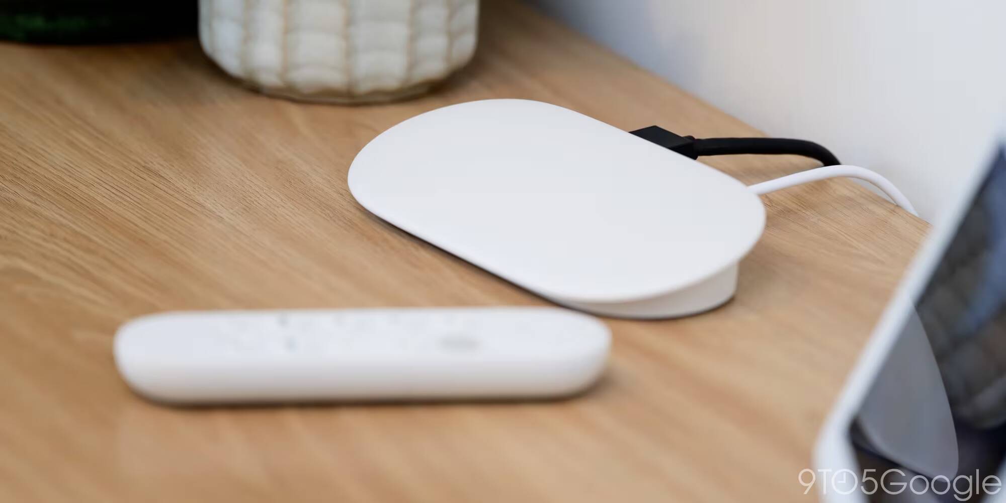 белый пульт для Google TV Streamer на деревянной поверхности
