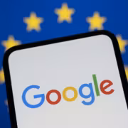 Мобильный телефон с логотипом Google и фоновым флагом ЕС