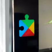 Google выпустила сентябрьские обновления Android с изменениями Wallet и Play Store 4 логотип Google Play Маркет на смартфоне с зелёным растением рядом