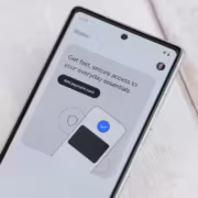 Смартфон Google Wallet с новым интерфейсом на экране