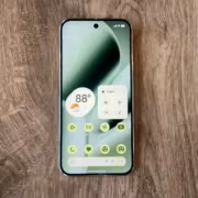смартфон Google Pixel на деревянном столе