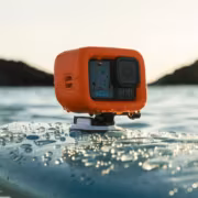 Экшн-камера GoPro на воде с каплями