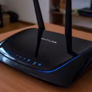 Госзакупки Wi-Fi-оборудования в России выросли на 23% 1 Роутер Wi-Fi Россию с антеннами на столе