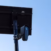 Уличная камера Flock на мачте против голубого неба