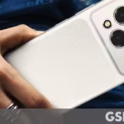 Белый смартфон HMD Vibe2 Pro в руке