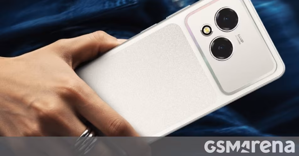 Белый смартфон HMD Vibe2 Pro в руке