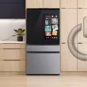 Холодильник Samsung с дисплеем и магнитом на двери