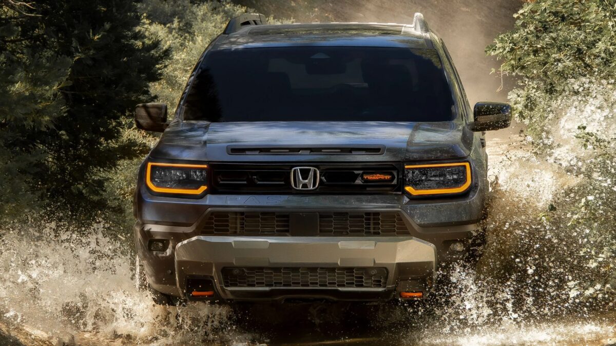 Honda Passport TrailSport получил клиренс 245 мм и обошёл 4Runner TRD 3 Черная Honda Passport TrailSport на грунтовой дороге