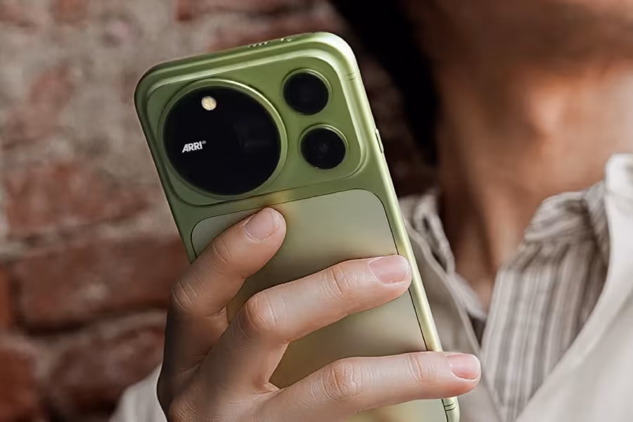 Модель Honor Magic 9 Pro Max держит в руке смартфон
