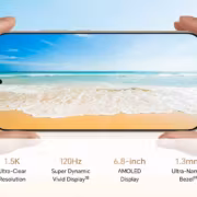 Смартфон Honor X9e Pro показывают на фоне неба и моря