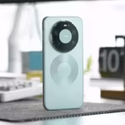 Смартфон Huawei Mate 90 на столе