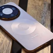 Huawei Mate 90 на деревянной скамейке