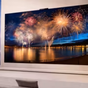 Huawei Mate TV 2 получила яркость 5000 нит и акустику мощностью до 240 Вт 7 Большой экран телевизора с изображением салюта на закате