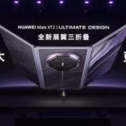 Huawei Mate XT2 стал первым складным смартфоном с встроенным приватным экраном 1 Раскладной смартфон Huawei Mate XT2 на презентации