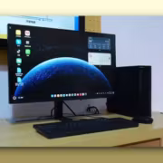 Настольный ПК Huawei HM650 с дисплеем и клавиатурой Huawei показан