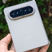 Huawei Pura X Max достиг 1,2 млн продаж и возглавил рейтинг удовлетворённости 2 Задняя часть Huawei Pura X Max с тройной камерой