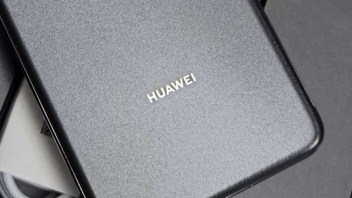 Huawei сертифицировала аккумулятор на 8560 мА·ч для будущего устройства 5 Аккумулятор Huawei 8560 мАч на черном устройстве