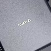 Huawei сертифицировала аккумулятор на 8560 мА·ч для будущего устройства 1 Аккумулятор Huawei 8560 мАч на черном устройстве