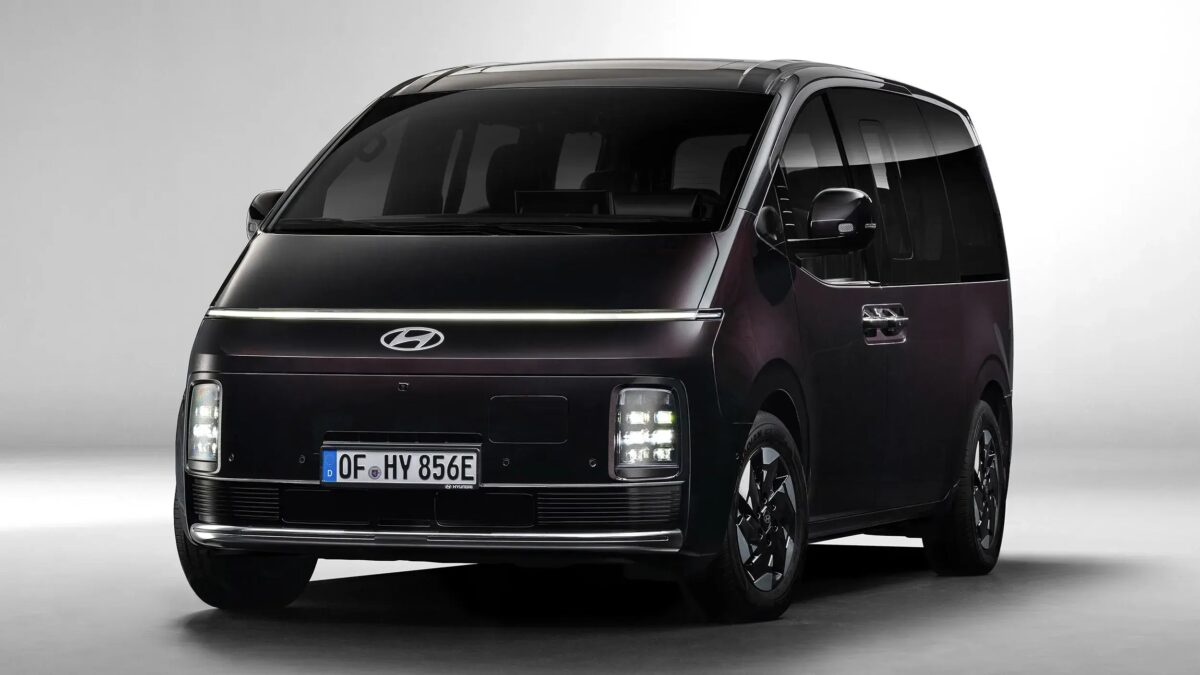 Электрический Hyundai Staria 2023 переднего вида